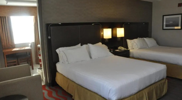 Четырёхместный номер Deluxe Holiday Inn Express Hotel & Suites Barrie by IHG