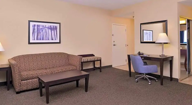Четырёхместный люкс Hampton Inn & Suites Woodward