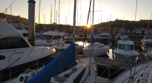 Inolvidable experiencia en un velero de 11 metros!, Rezerwuj Hotel Hotele w Baskonia z parkingiem, Parking