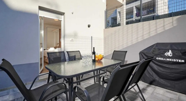Exclusive Okrug Gornji Apartment With Shared Pool