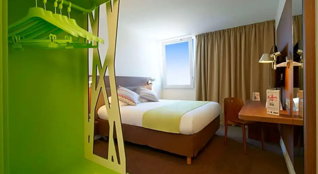 Standard Kolmen hengen huone ibis Styles Alès Centre Cévennes