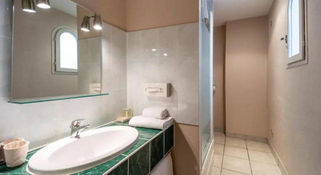 Трёхместный номер Standard Best Western le Comtadin