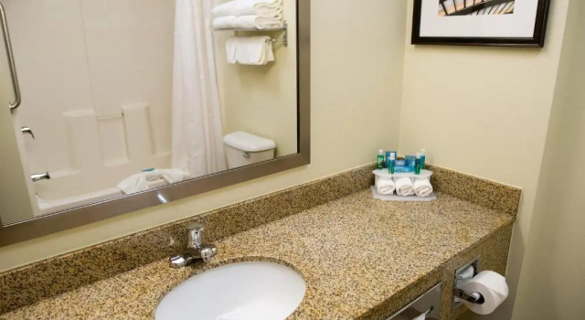 Четырёхместный номер Standard Holiday Inn Express Hotel & Suites Chanhassen by IHG