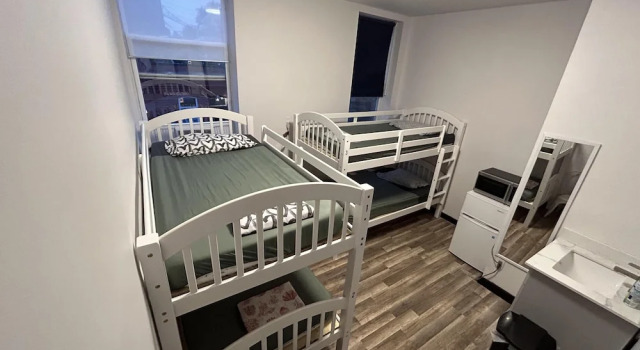 Кровать в общем номере Queen Nest Hotel