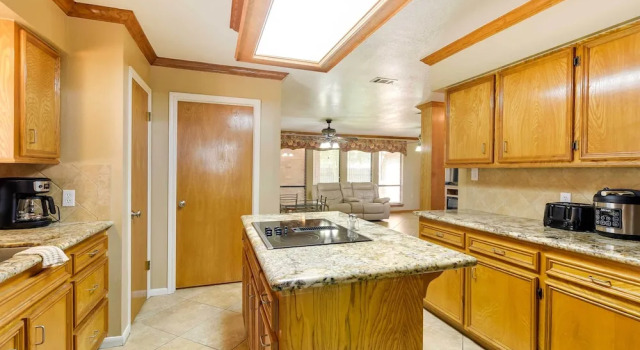 Коттедж Expansive Home w/ Pool Table ~ 15 Mi to Galveston!