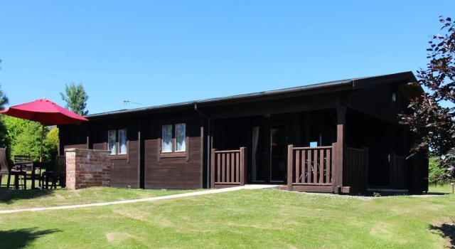 Mökki parvekkeella Cherry Lodge