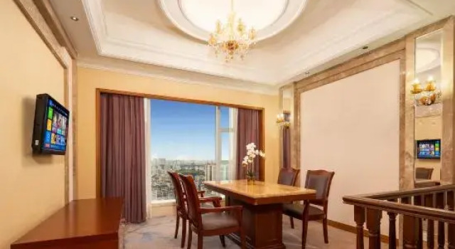 Люкс Galaxy International Holiday Hotel