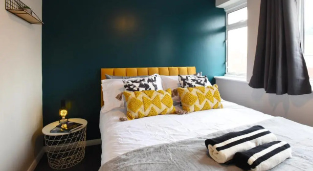 Апартаменты Westgate House - 5 bedroom newly renovated house with hot tub & private parking