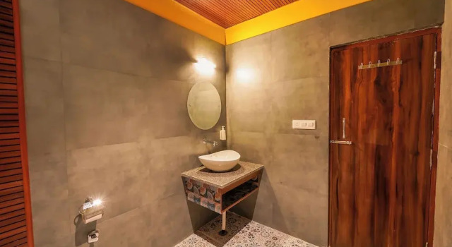 Кровать в общем номере с балконом The Hosteller Rishikesh, Upper Tapovan