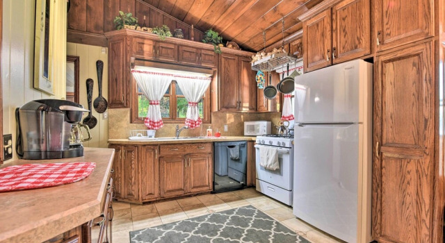 Коттедж Cozy Lakefront Lapeer House w/ 2 Paddle Boats!