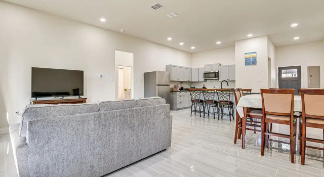 Коттедж Walk to Guadalupe River: Seguin Home w/ Fire Pit