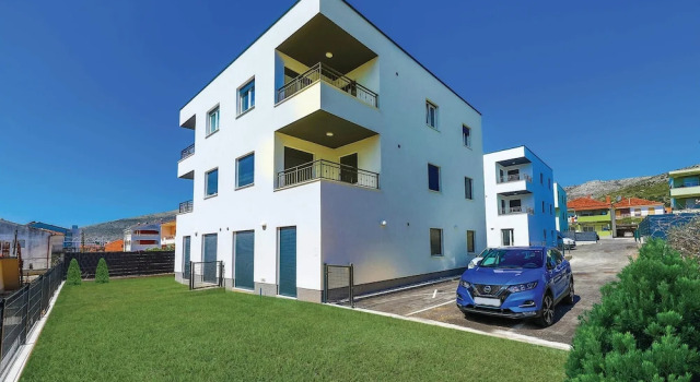 Stunning Apartment in Trogir With 2 Bedrooms and Wifi, Rezerwuj Apartament Hotele w Split-Dalmatia County z parkingiem, Parking