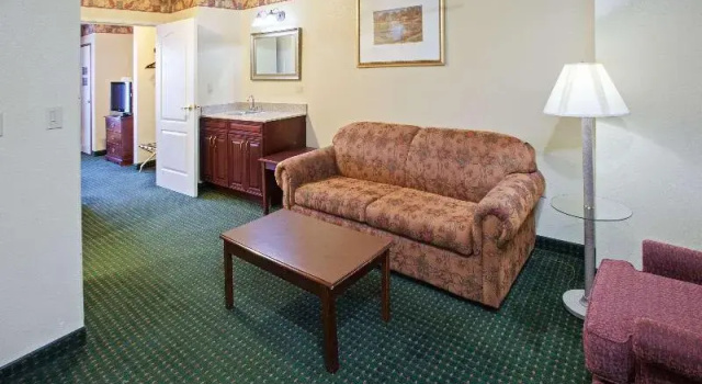 Четырёхместный люкс c 1 комнатой Country Inn & Suites by Radisson, Elkhart North