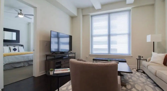 Constellations Elegant 1 BR in Downtown Houston, Забронировать Апарт-отель Хьюстон - центр города Хьюстон, рядом с Станция хьюстонского скоростного трамвая "Белл"