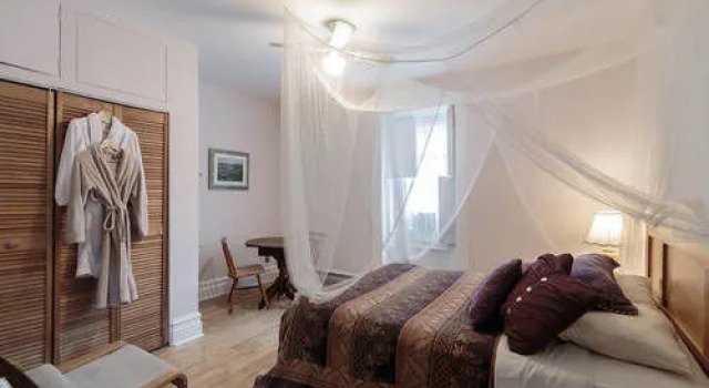 B&B La Petite Prune, Забронировать Отель «постель и завтрак» Отели Монреаля 3 звезды, рядом с Place Dupuis, 3*