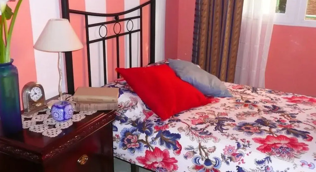 Villa Very Close to Seville With Beautiful Gardens and Pool, Забронировать Вилла Коттеджи провинции Севильи, Коттедж