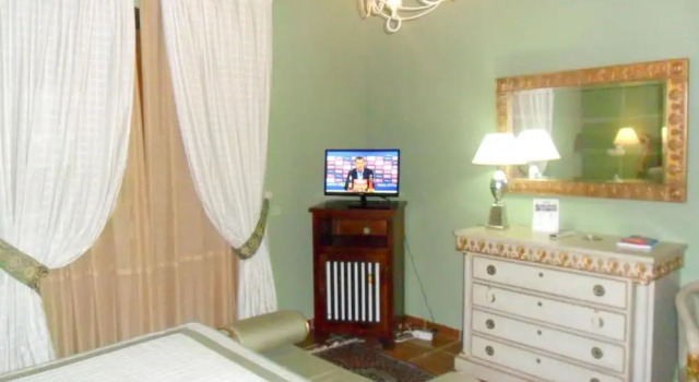 House With 5 Bedrooms in Villanueva de la Vera, Забронировать Отель Отели La Vera с парковкой, Парковка