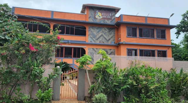 Beach-Pool-Sun-family-6 bedroom getaway