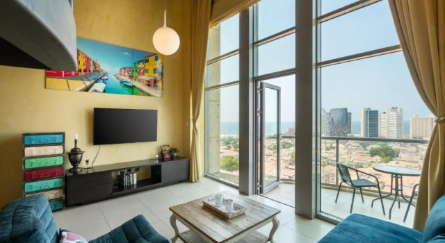 Duplex Loft in Neve Tzedek Tower, Забронировать Отель Тель-Авив Тель-Авивский округ, рядом с Independence Hall Museum