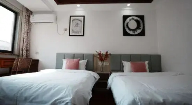 Семейный люкс с 4 комнатами с балконом Wuzhen Ruyuan Homestay (Xizha Scenic Area)