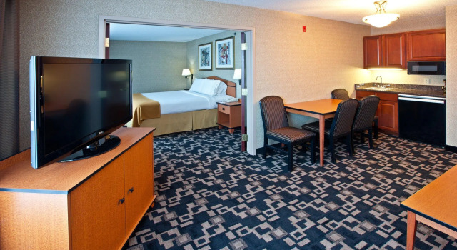 Двухместный люкс c 1 комнатой Holiday Inn Express Hotel & Suites Greenwood by IHG