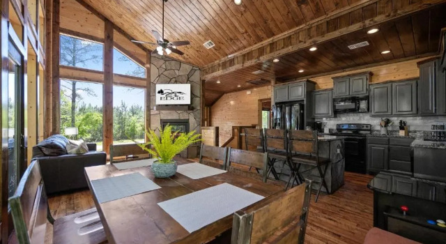 Over The Edge, 3 King w Ensuite Bath, Hot Tub, Fire Pit, Pet Friendly, Prenota Casa vacanze Hochatown Oklahoma
