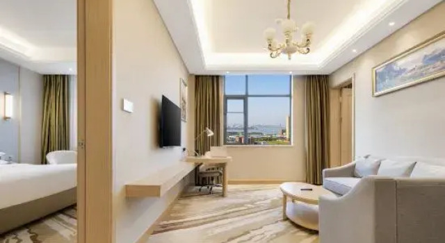 Люкс Deluxe Vienna International Hotel (Wuhan Miaoshan Institute of Technology)