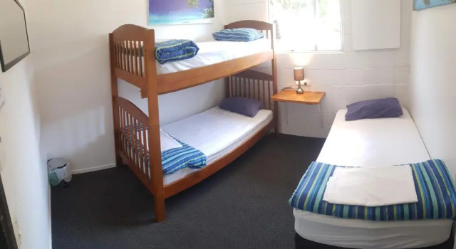 Кровать в общем номере Happy Apple Backpackers