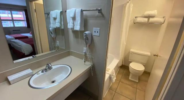 Четырёхместный номер Standard Dauphin Inn Express