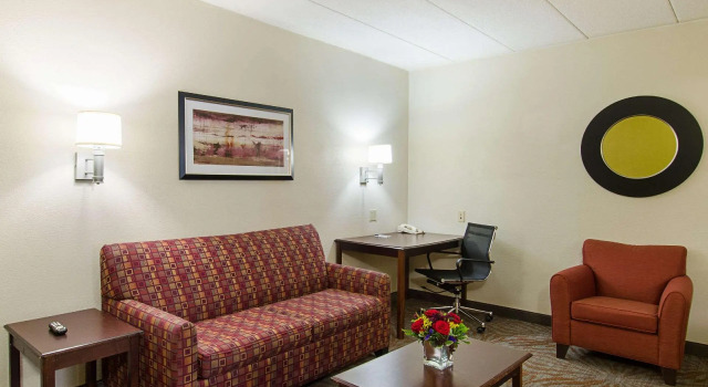 Двухместный номер Standard Quality Inn & Suites Worcester MA