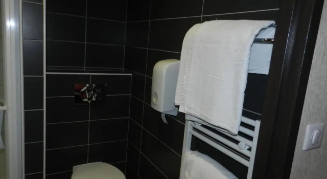 Трёхместный номер Comfort Hôtel Gloria & Avenue