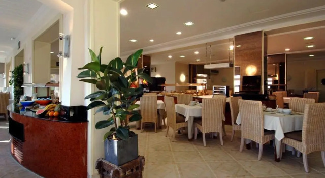 Кровать в общем номере Hotel Montjoi by Brava Hoteles