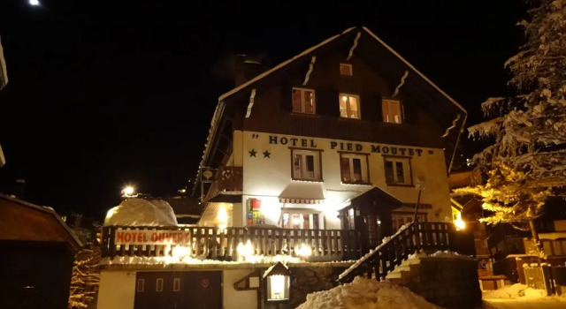 Hotel Le Pied Moutet, Забронировать Отель Отели Мон-де-Ланс с парковкой, рядом с Горнолыжный подъемник Лютен, Парковка