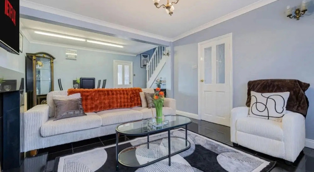 Spacious 2-br House Parking Garden Sleeps 4
