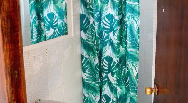 Апартаменты Tropical Breeze Vacation Home and Apartments