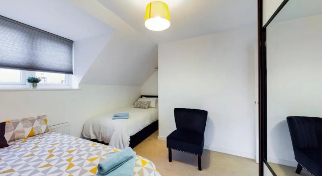 Cheerful 5-BDR/3-BATH House w/ Free Parking, Забронировать Отель Отели Рединга с парковкой, рядом с Reading Crown Court, Парковка