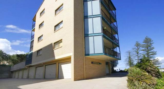 Lowanna Unit 10, 24 Bulcock Beach Esplanade, Bulcock Beach, Prenota Hotel Caloundra 