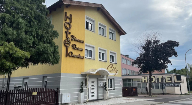 City Hotel Neunkirchen, Book Hotel Hotels in Neunkirchen with Parking, Parking