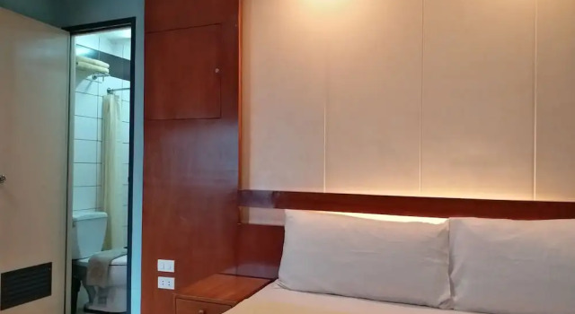 Standardowy dwuosobowy pokój i balkonem Leesons Residences