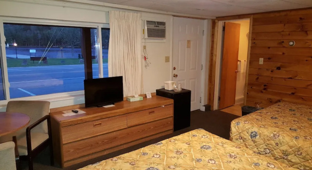 Четырёхместный номер Standard с видом на озеро Clark's Beach Motel