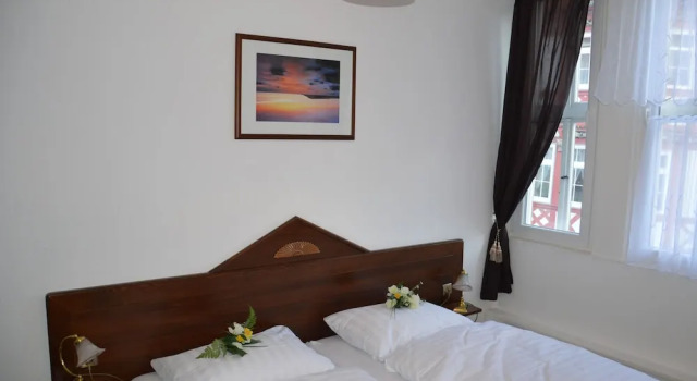 Merlin Pension Am Park, Book Pension Hoteller i Duderstadt med parkering, Parkering