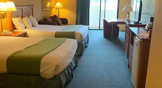 Четырёхместный номер Deluxe Miracle Springs Resort and Spa