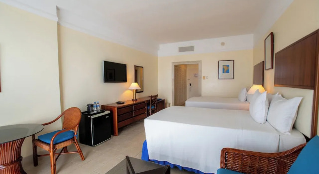 Четырёхместный номер Standard с видом на море Hotel Colon Salinas