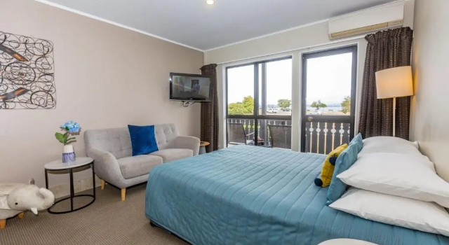 Семейные апартаменты с 2 комнатами с видом на озеро Le Chalet Suisse Motel Taupo