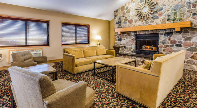 AmericInn Lodge and Suites - Blue Earth, Varaa Hotelli Hotellit Minnesota pysäköinnillä, Pysäköinti