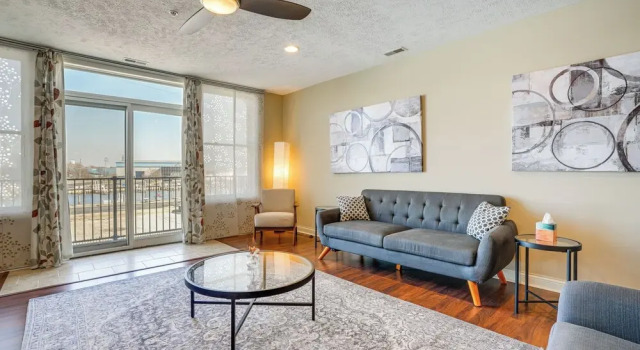 Downtown St Joseph Condo w/ Balcony & Harbor View, Buchen Sie Ferienwohnung St. Joseph Michigan
