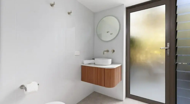 Stylish 3-bed Newport Stay With Balcony, Забронировать Апартаменты/квартира Ньюпорт Sydney Region, рядом с Пристань для яхт Ньюпорта