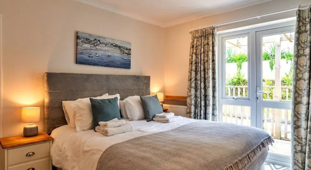 Stunning Waterfront Retreat With Hot Tub, No Deposit, Boek Vakantiehuis Vakantiehuizen in Merseyside, Cottage