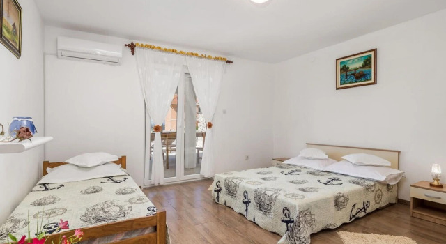 Amazing Apartment in Banjol With 1 Bedrooms and Wifi, Prenota Appartamento Hotel a Isole Quarnerine con parcheggio, Parcheggio