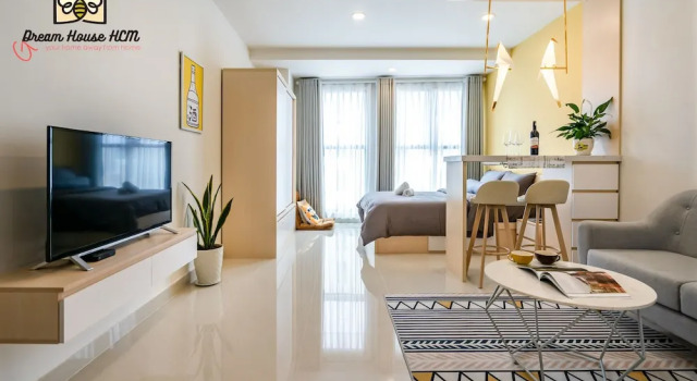 Студия с балконом Dream House Apartment